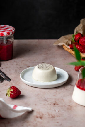 Vanilla Bean Panna Cotta With Strawberry Sauce - Baking Is Therapy