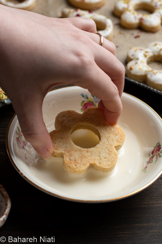 Wrapping Paper” Incredibly Almond Christmas Cookies- with Sandwich